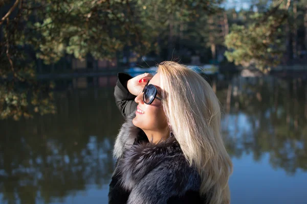 Mooie jonge sexy aantrekkelijk meisje met blonde haren in een park — Stockfoto