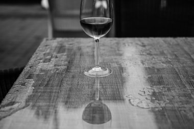 Bir bardak gül şarabı.