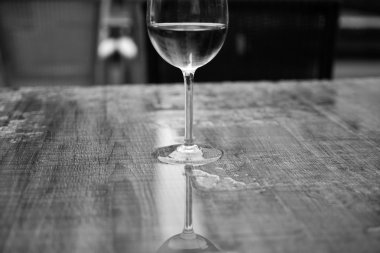 Bir bardak gül şarabı.