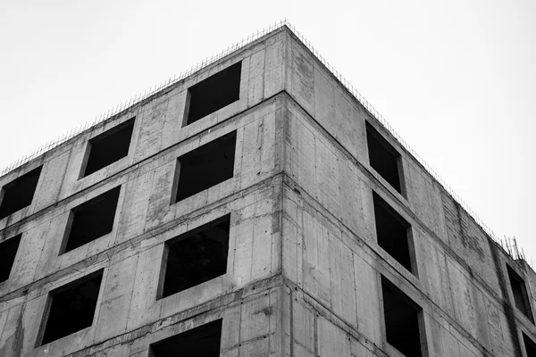 Old unfinished concrete building. Black and white photo. — Stock Photo, Image