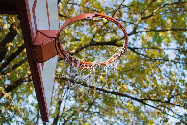 Basketbalová deska a obruč v parku — Stock fotografie