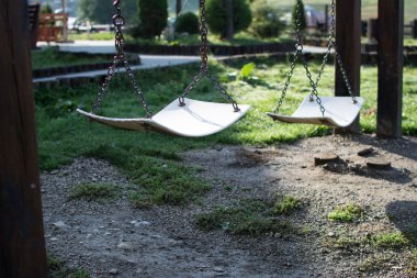Parkta çocuk salıncak