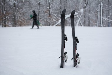 Dağda kar kayak kış manzarası.