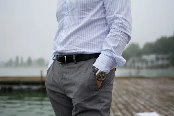 Uomo in camicia e pantaloni eleganti, indossa orologio — Foto Stock