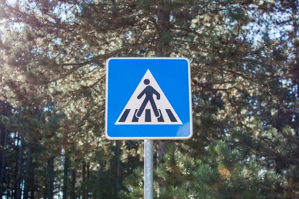 Пешеходный знак на дороге — стоковое фото