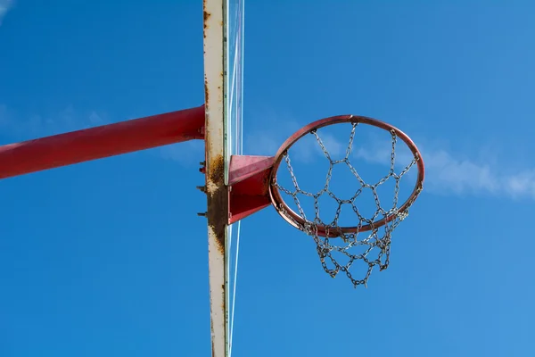 Баскетбольна дошка і кільце в парку . — стокове фото