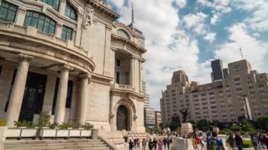 MEXICO şehri, OCT 2020. Hiperlapse. Güneşli bir günde, Mexico City şehir merkezindeki Latinoamericana Kulesi 'nin muhteşem manzarası bir yana, Güzel Sanatlar Sarayı. Bu bina Meksika 'nın en iyi temsilcilerinden biri..