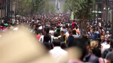 Mexico City, Meksika-Haziran 2014 yaklaşık: kalabalık street yürüyüş.