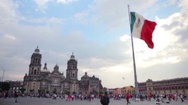 Mexico City: Tam vuruş. Büyükşehir Katedrali ve Meksika bayrağı.