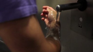 Mexico City, Meksika-Mayıs, 2014 yaklaşık: ameliyattan önce ellerini yıkama cerrah.