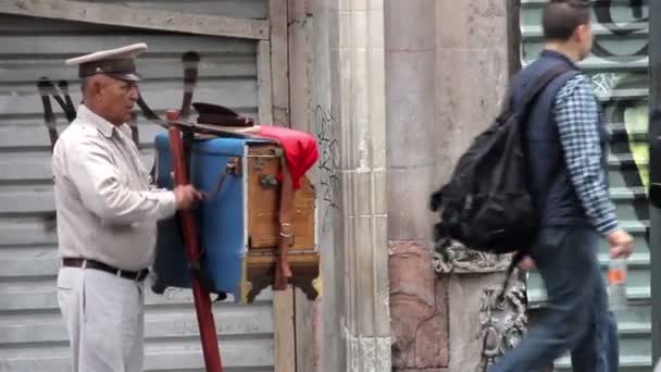 Cidade do México, México-agosto de 2014: Moedor de órgãos, tocando o órgão na rua. O moedor de órgãos é um personagem tradicional no centro da cidade. Também é um trabalho para algumas pessoas, especialmente pessoas idosas . — Vídeo de Stock