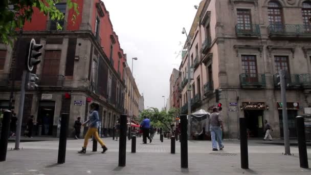 墨西哥城，墨西哥 6 月 2014年: 人们走过里贾纳街. — 图库视频影像