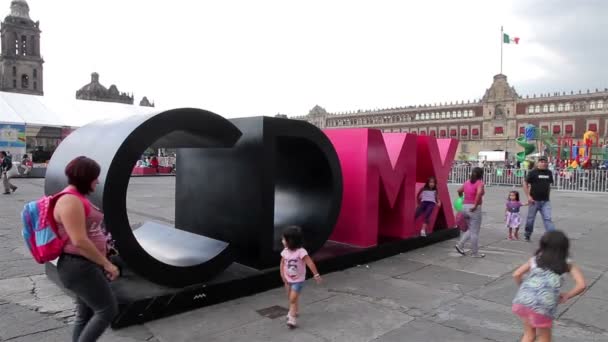 Ciudad de México, México-Agosto 2014: Logotipo de la Ciudad de México en Plaza de la Constitución . — Vídeo de stock