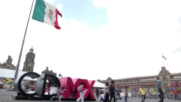 Ciudad de México, México-Agosto 2014: Logotipo de la Ciudad de México en Plaza de la Constitución . — Vídeos de Stock