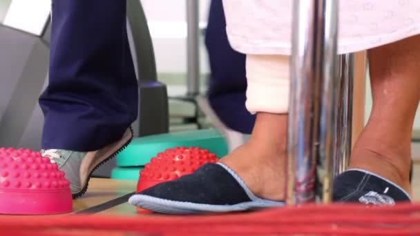 Mexiko, 2014: Close Up kapesní výstřel. Nohy cvičení v rehabilitační klinice. — Stock video
