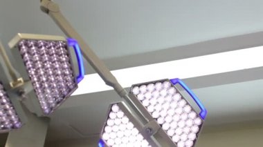 Veya yakın Up-Dolly inç cerrahi ışıklar.