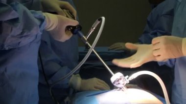 Meksika, 2014: Orta Shot el atış. Cerrahlar bir ameliyathanede çalışma.