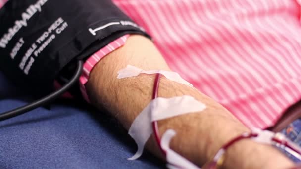 México, 2014: CLOSE UP-DOLLY IN. Brazo de hombre listo para una transfusión de sangre . — Vídeo de stock