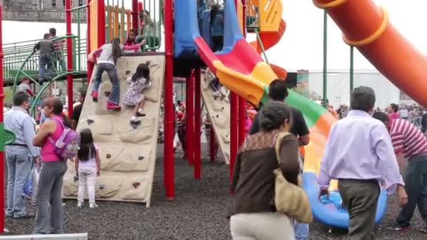 Ciudad de México, México-agosto de 2014: FULL SHOT. Niños divirtiéndose en escaladores y toboganes . — Vídeo de stock