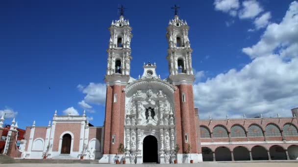Tlaxcala, mexiko-august 2014: zeitraffer-voller schuss. Ocotlan-Kirche. — Stockvideo