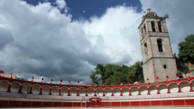 : Tlaxcala, Mexico-Ağustos 2014: Zaman sukut-Dolly inç Bullring standları, hareket kule.