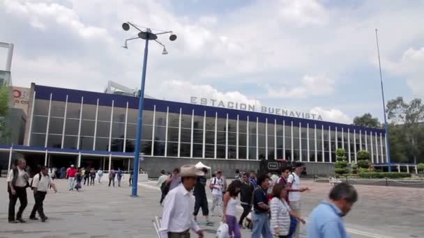 Mexico City, Meksika-Ağustos 2014: Tam vuruş. Buenavista tren istasyonu. — Stok video