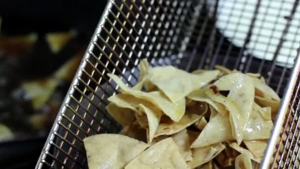 México, 2014: FECHAR UP-HANDHELD SHOT. Batatas fritas de tortilla cozidas . — Vídeo de Stock