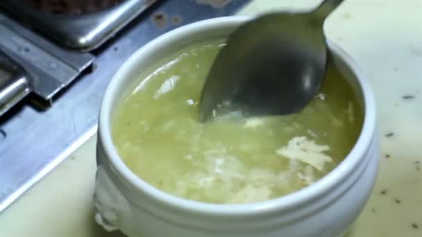 México, 2014: CLOSE UP-HANDHELD SHOT. Sopa de pollo servida en un plato . — Vídeo de stock