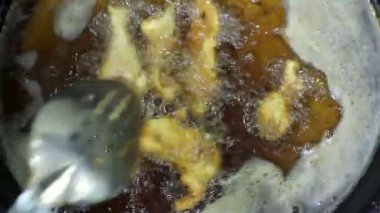 Meksika, 2014: Close Up-el atış. Pişmiş kızarmış tavuk parçaları.