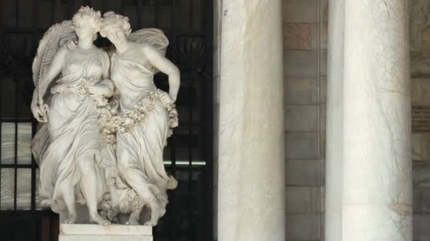 Estatua de mármol situada en la plaza del palacio de Bellas Artes en el centro de la ciudad . — Vídeo de stock