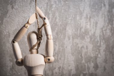Ahşap bir hangmans döngü içinde insan figürü