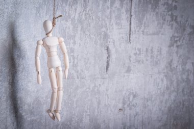 Ahşap bir hangmans döngü içinde insan figürü