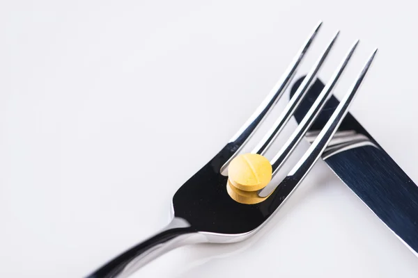 Assiette avec fourchette, couteau et pilule — Photo