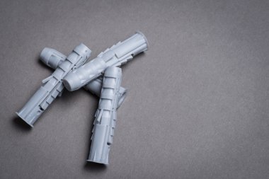 Koyu gri yüzeyi dört plastik dübel