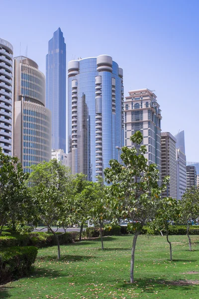 Vista da cidade com arranha-céus na cidade oriental — Fotografia de Stock