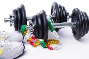 Dambıl ile ölçme bant ve spor ayakkabı beyaz