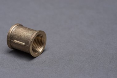 Pirinç sıhhi tesisat montaj gri masada