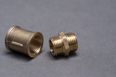 Pirinç sıhhi tesisat parçaları gri masada