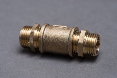 Pirinç sıhhi tesisat parçaları gri masada