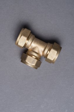 Pirinç sıhhi tesisat sıkıştırma parçaları gri masada