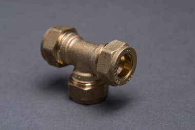 Pirinç sıhhi tesisat sıkıştırma parçaları gri masada