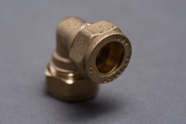 Pirinç sıhhi tesisat sıkıştırma parçaları gri masada