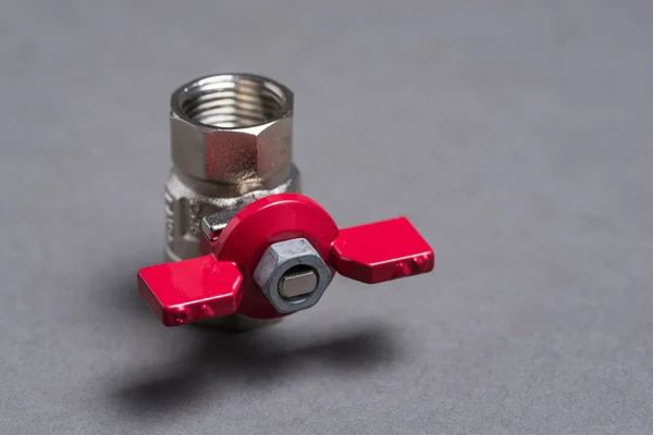 Válvula de água com punho vermelho em cinza — Fotografia de Stock