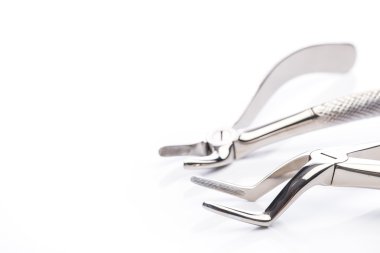 Beyaz arka plan üzerinde iki ayıklama forseps