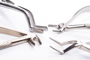 Pense ve beyaz arka plan üzerinde çıkarma forseps