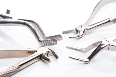 Pense ve beyaz arka plan üzerinde çıkarma forseps