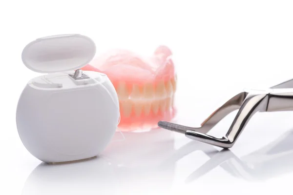 Beyaz arka plan üzerinde diş ipi ile diş modeli — Stok fotoğraf
