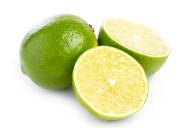 Bütün ve dilimlenmiş taze limes üzerinde beyaz, Dof üzerinde