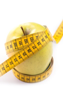 Beyaz kasette ölçümleme ile taze ve yeşil organik elma