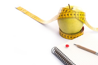 Teyp ve beyaz üstünde defter ölçümleme ile taze ve yeşil organik elma